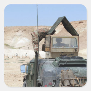 Een soldaat geeft opdracht aan een Irakese soldaat Vierkante Sticker