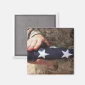 Een soldaat houdt de Amerikaanse vlag. Magneet (Voorkant / Achterkant)