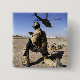 Een soldaat leidt veiligheid voor een HH-60 Vierkante Button 5,1 Cm