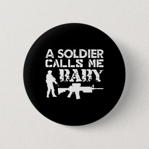 Een soldaat noemt baby leger vriendinnetje grappig ronde button 5,7 cm