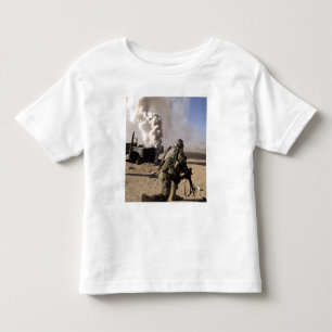 Een soldaat reageert op een explosie onder control kinder shirts