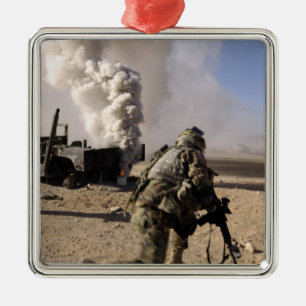 Een soldaat reageert op een explosie onder control metalen ornament