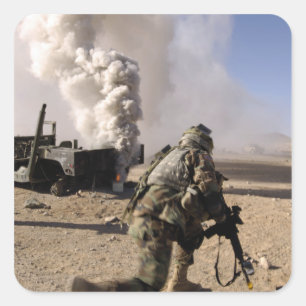 Een soldaat reageert op een gecontroleerde explos vierkante sticker