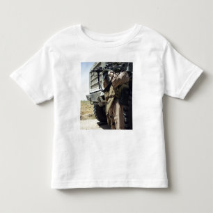 Een soldaat zorgt voor de veiligheid van mariniers kinder shirts