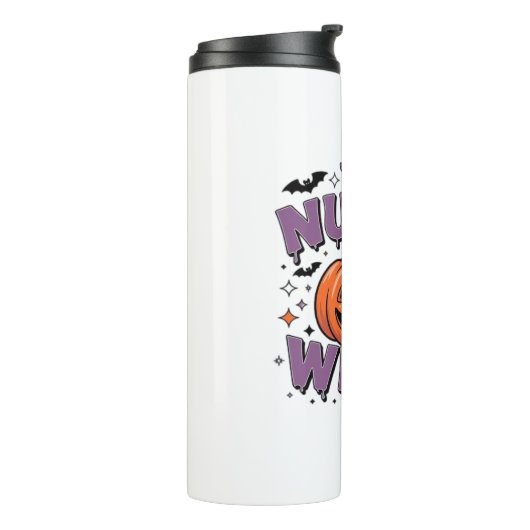 Een speels ontwerp met een pompoenheks met een thermosbeker (Gedraaid links)