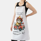 Een speelse kitten brandweerman op een felrode vra schort (Insitu)