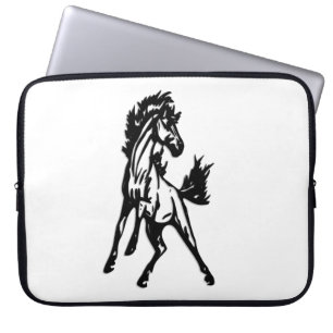 Een speelse springende paard in het wild laptop sleeve