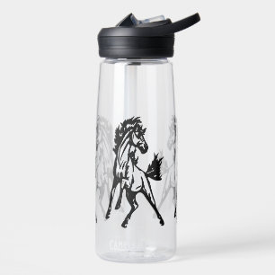 Een speelse springende paard in het wild waterfles
