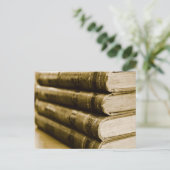 Een stapel oude boeken briefkaart (Staand voorkant)