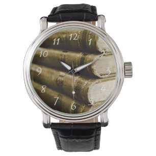 Een stapel oude boeken horloge