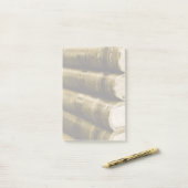 Een stapel oude boeken post-it® notes (Op bureau)