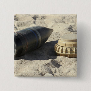 Een statische vertoning van een omgezette ordnance vierkante button 5,1 cm