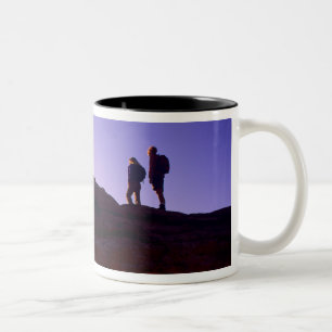 Een stel kijkt naar zonsopgang vanaf de top van Me Tweekleurige Koffiemok
