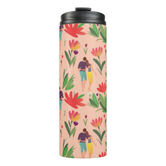 een stel uit liefde loopt tussen bloemen thermosbeker