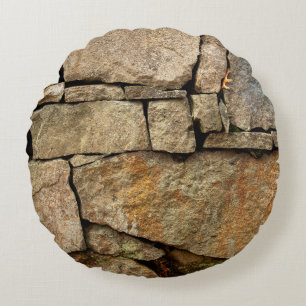 Een stenen muur gemaakt van cobblestenen achtergro rond kussen