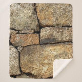 Een stenen muur gemaakt van cobblestenen achtergro sherpa deken