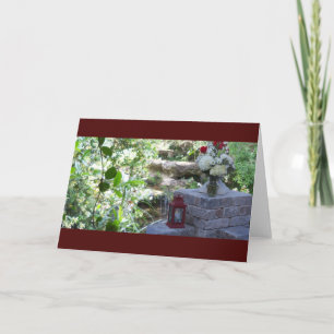 Een stenen muur in een weelderige tuin op een kaart