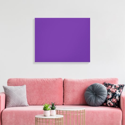 Een stevige paarse achtergrond met een witte vierk canvas afdruk (Insitu (Woonkamer))