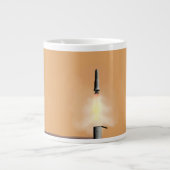 Een stijgend voertuig verlaat Mars. 2 Extra Grote Beker (Voorkant)