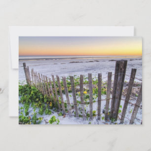 Een strand omheining bij zonsondergang