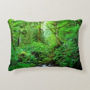 Een stroom in een oerbos decoratief kussen