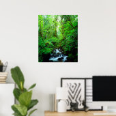 Een stroom in een oud-groeibos poster (Thuiskantoor)