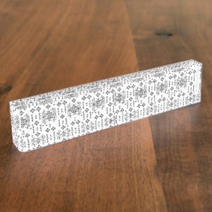 Een symmetrisch monochroom ontwerp met ingewikkeld naambordje