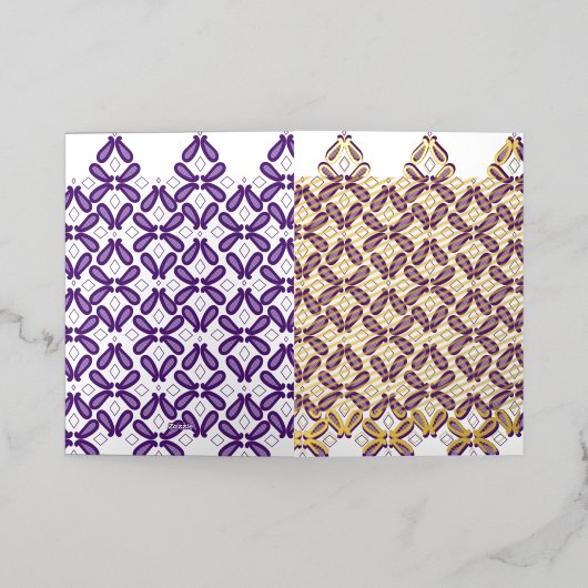 Een symmetrisch patroon met witte en paarse m folie wenskaart (Buiten Laag)