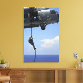 Een technicus voor het verwijderen van explosieven canvas afdruk (Insitu (Woonkamer))