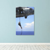 Een technicus voor het verwijderen van explosieven canvas afdruk (Insitu (Houten vloer))