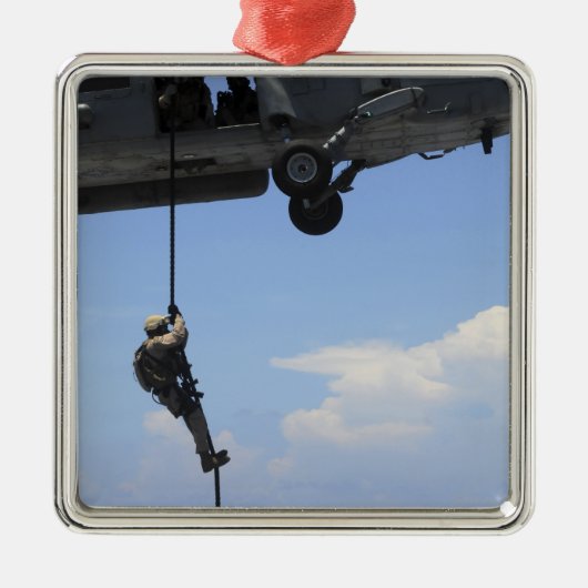 Een technicus voor het verwijderen van explosieven metalen ornament (Voorkant)