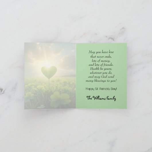 Een teder klaverblad hart onder de avondhemel feestdagen kaart (Binnen)