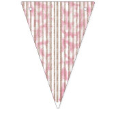 Een textiel met een patroon van roze en wit vlaggetjes (Tweede vlag)