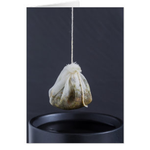 Een theezakje zit in een beker.