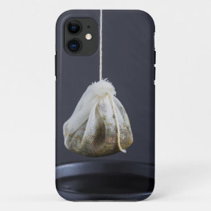 Een theezakje zit in een beker. iPhone 11 hoesje