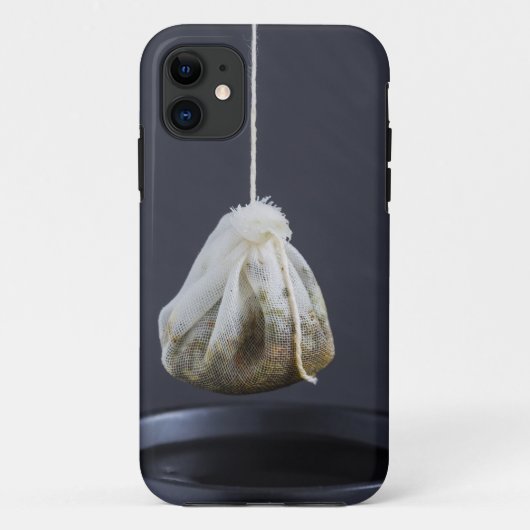 Een theezakje zit in een beker. Case-Mate iPhone case (Achterkant)