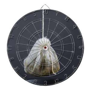 Een theezakje zit in een beker. dartbord