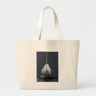 Een theezakje zit in een beker. grote tote bag