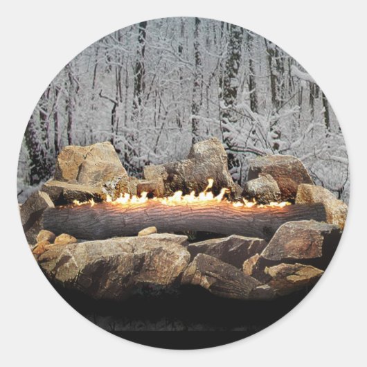 Een Tranquil Burning Yule Login een Snowy Forest Ronde Sticker (Voorkant)