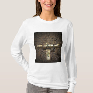 Een treinpersoneel plaatst een kruis t-shirt