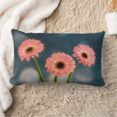 Een trio van roze Gerberas Lumbar Cushion Kussen (Deken)
