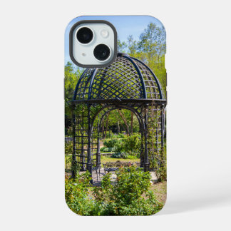 Een tuinhuisje in een prachtig tuinlandschap iPhone 15 hoesje