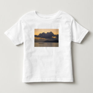 Een uitlegger kanoteam oefent voor de kust kinder shirts