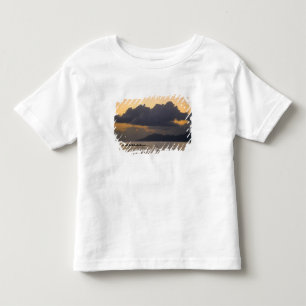Een uitlegger kanoteam oefent voor de kust kinder shirts