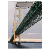 Een uitzicht Mackinac Bridge uit het Michigan-meer Klembord (Voorkant)