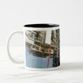 Een uitzicht Space Shuttle Atlantis op Lancering P Tweekleurige Koffiemok (Links)