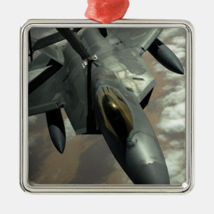 Een US Air Force F-22 Raptor wordt gevuld door een Metalen Ornament