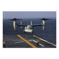 Een V-22 Osprey-vliegtuig bereidt zich voor op de