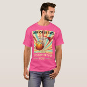 Een van ons speelt beter dan jij basketbal t-shirt (Voorkant volledig)