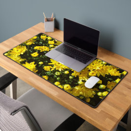 Een veelheid van gele mama's bureaumat